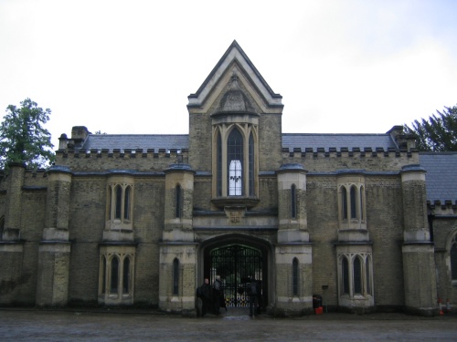 highgatecemeteryentrance.jpg