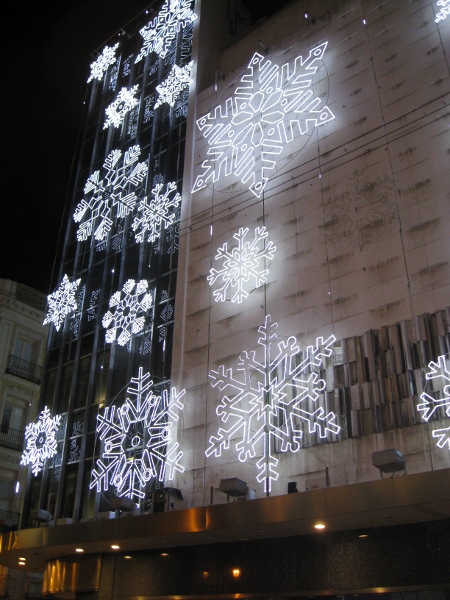 madridlightssnowflakesbuilding.jpg